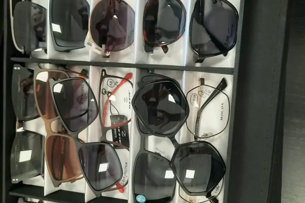 Dioptrické brýle se slunečními klipy ve vitríně Oční optiky Stříbro